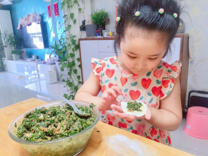 穿针引线包饺子 有模有样小能手——西安市新城区多所小学幼儿园开展暑期劳动实践培养未来小能手