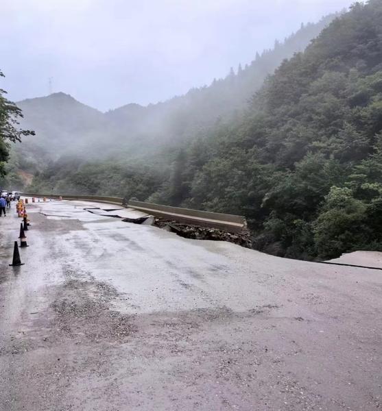 108国道（佛坪龙草坪段）因山体滑坡造成道路中断