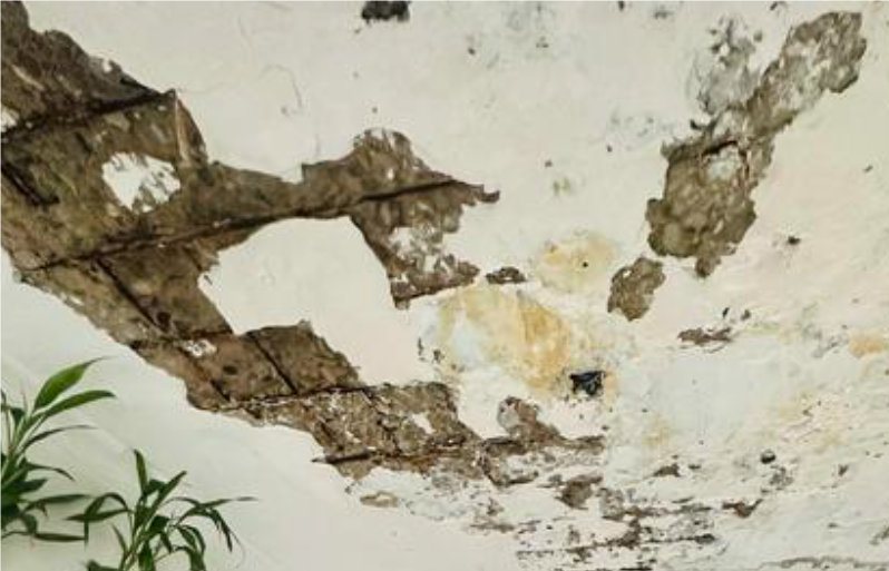 沣东新城沣水园小区住户家里漏水严重 水泥块掉孩子脸上