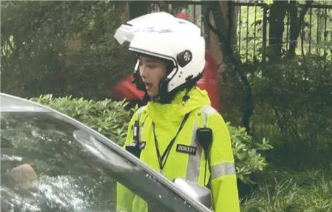 杭州西湖边“奶凶奶凶的兔子警官”火了 未调离一线岗位
