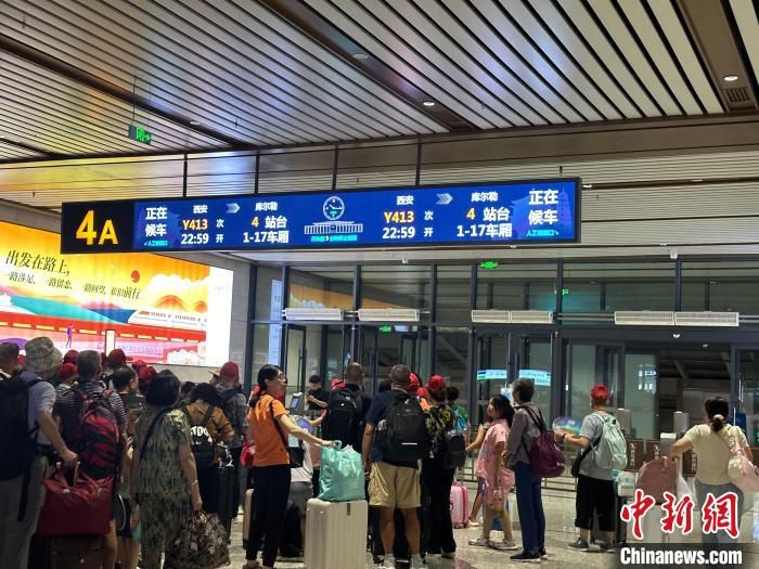 图为旅客等待乘车。程茹悦 摄