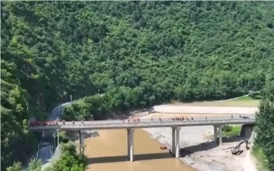 华商头条|柞水公路桥梁垮塌救援进展：救援力量增加 投入搜寻工作
