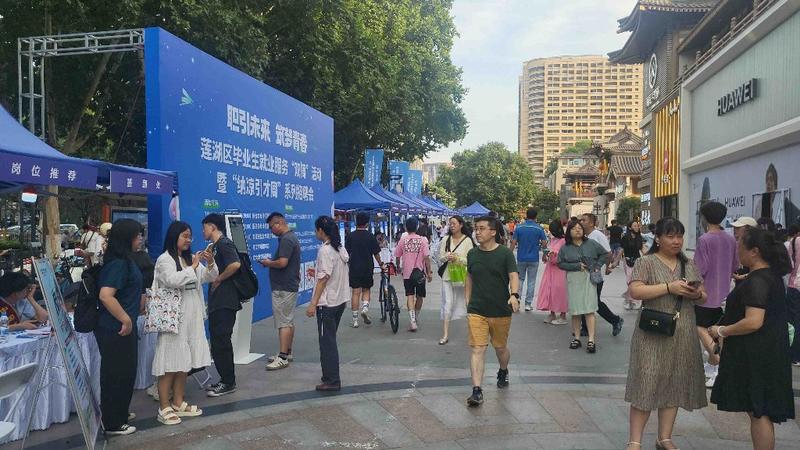 华商头条|莲湖区夜市里的招聘会开摊 求职者逛街淘岗两不误