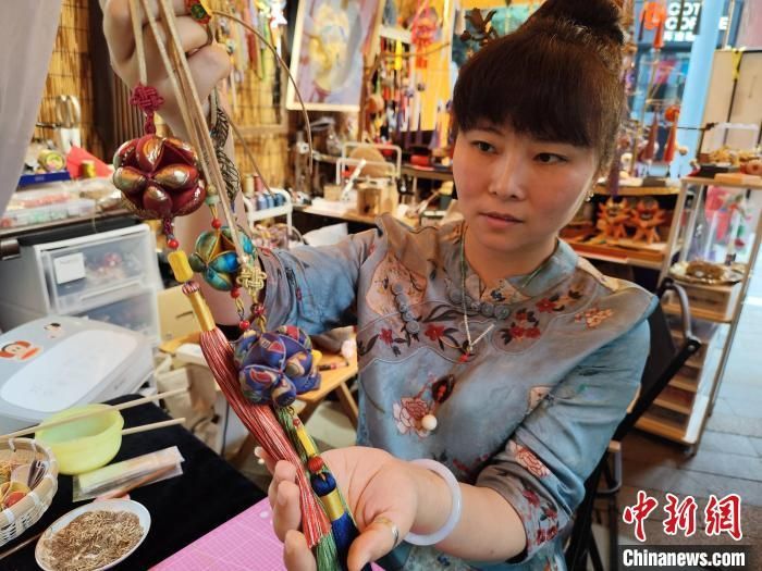 图为西安女子袁娜展示自己的“关中绣球”作品。宋宇航 摄