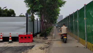小8跑街|幸福南路这处围挡存在视线盲区 行人和电动车通行存隐患