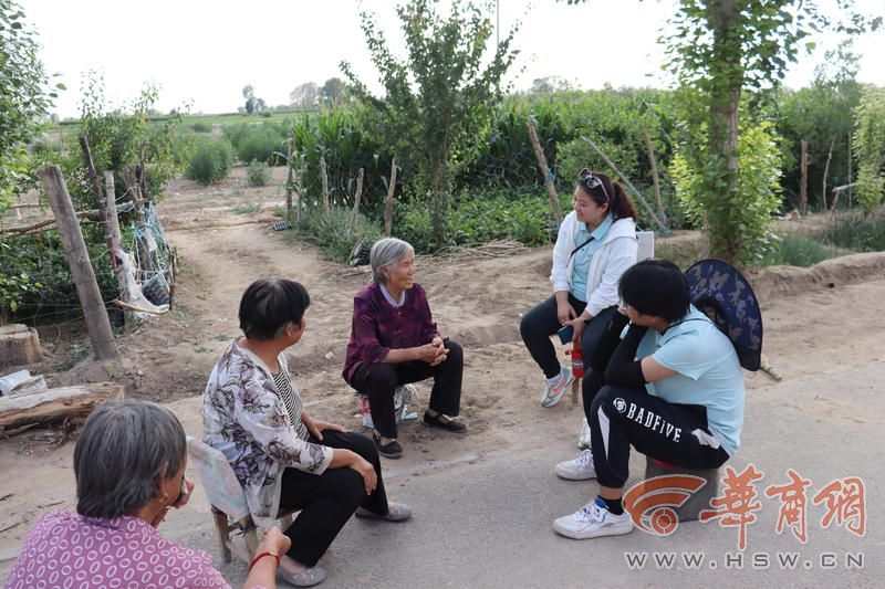 西安美术学院社会实践服务队深入腾格里沙漠腹地 留下“绿洲”和“色彩”(图4) 西安美术学院社会实践服务队深入腾格里沙漠腹地 留下“绿洲”和“色彩”(图4)