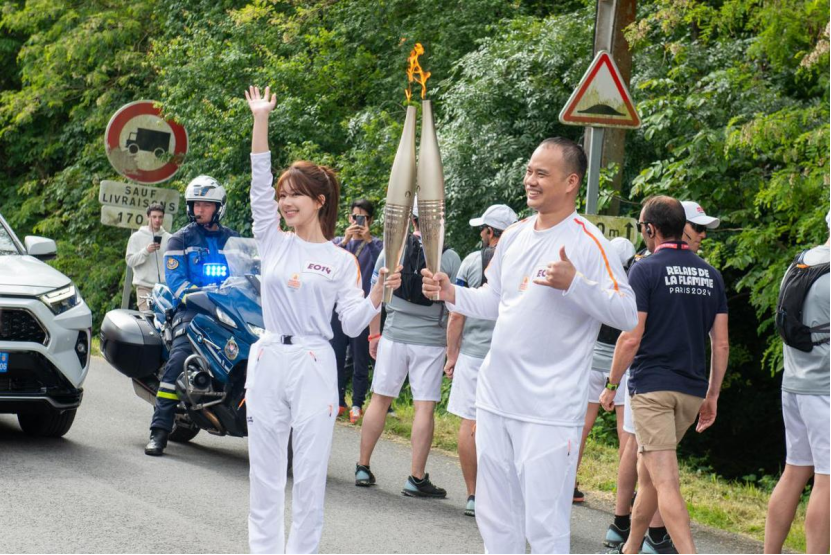 华商头条|中国牛耀动巴黎奥运，火炬传递中的“蒙牛时刻”