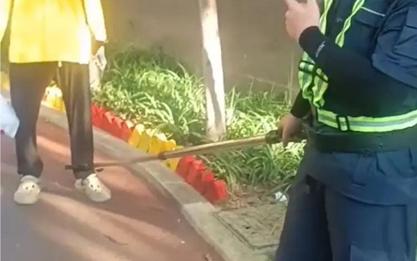 骑手闯岗被保安锁脚！进小区的事到底谁说了算？