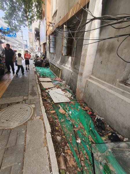 华商头条|小8跑街|化工坊社区外沟槽四五年未填 成了垃圾坑