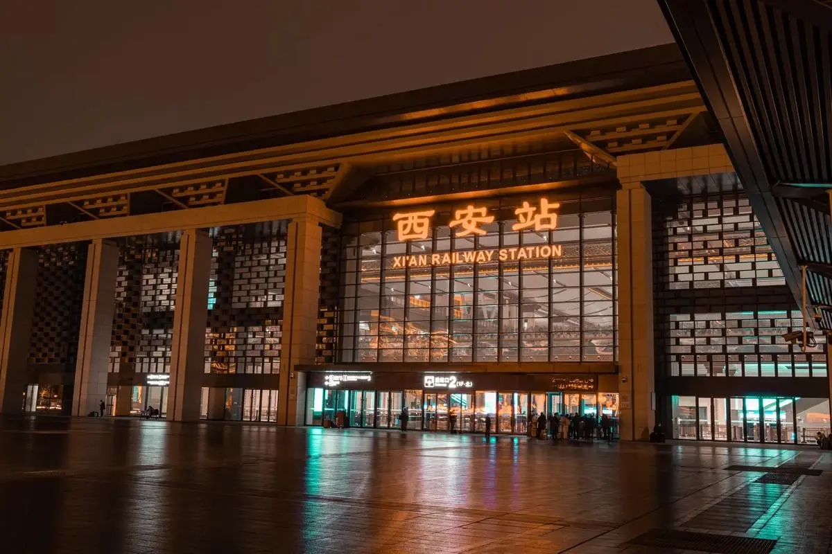 华商头条|受强降雨影响 西安火车站多条线路停运