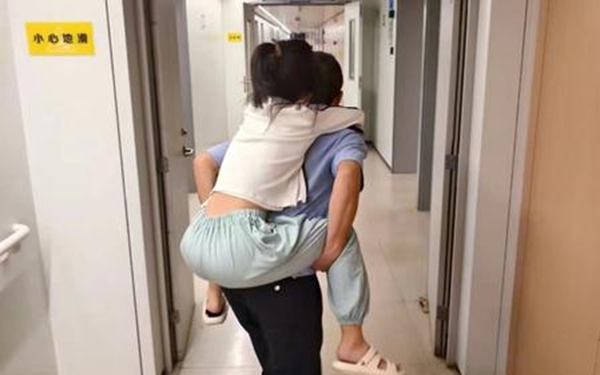 凌晨接求助后警车引导送医 随后还帮着挂号送诊