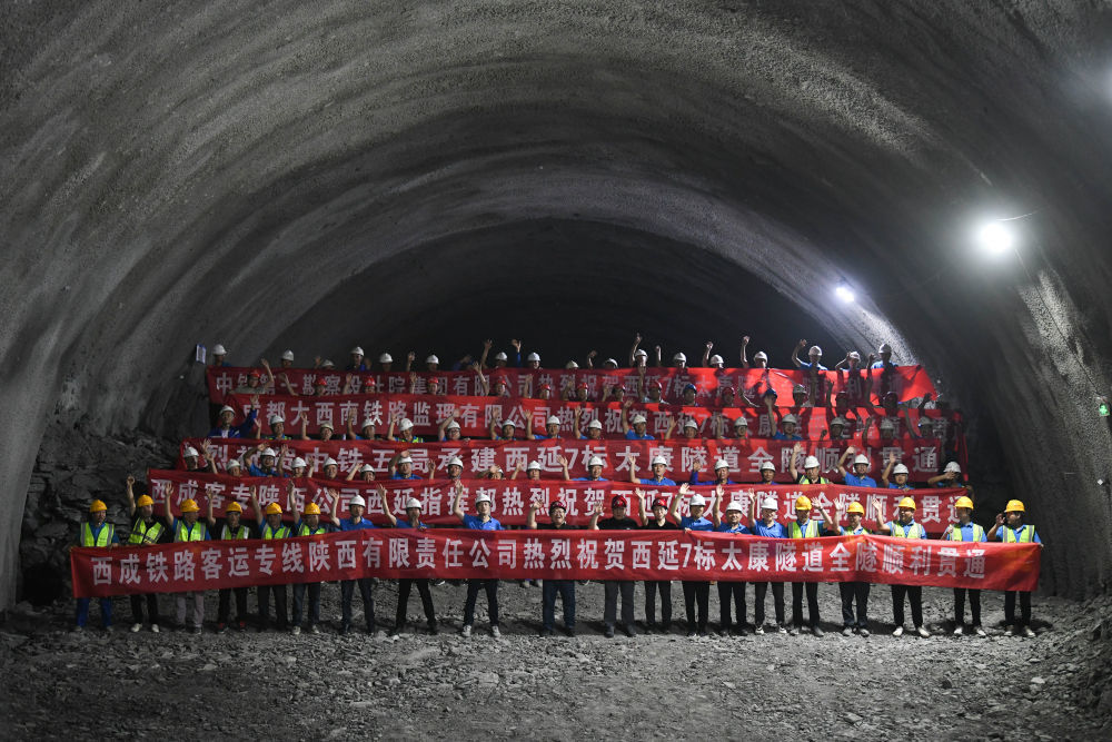 7月30日，西延高铁太康隧道参建单位代表祝贺隧道贯通。新华社记者 张博文 摄