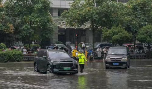 华商头条|西安交警多举措应对汛期交通 全力保障道路交通安全和畅通