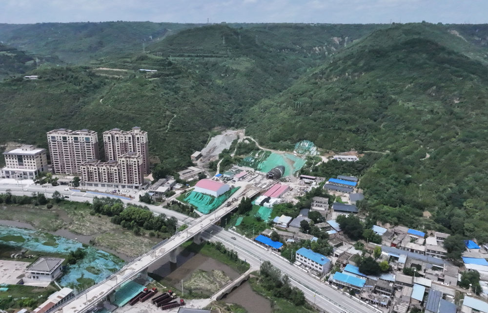 这是西延高铁太康隧道进口（7月30日摄，无人机照片）。