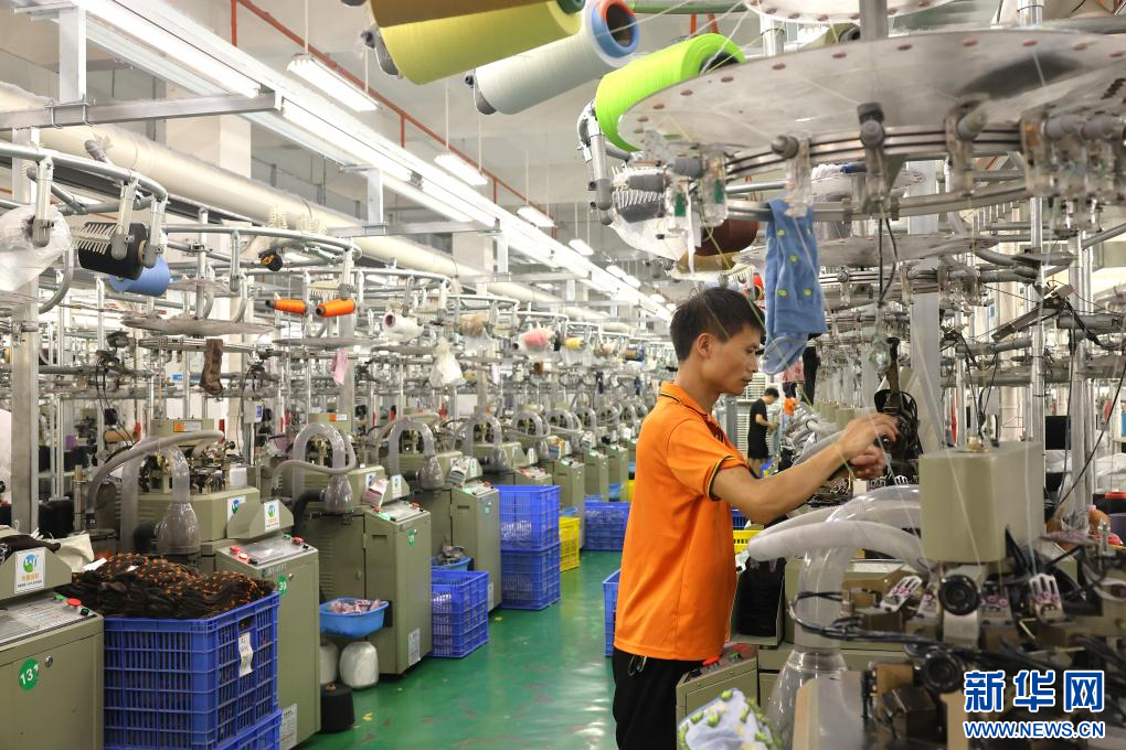 一家袜业工厂内,技术工人正在操作机器。新华社记者 林胜概 摄