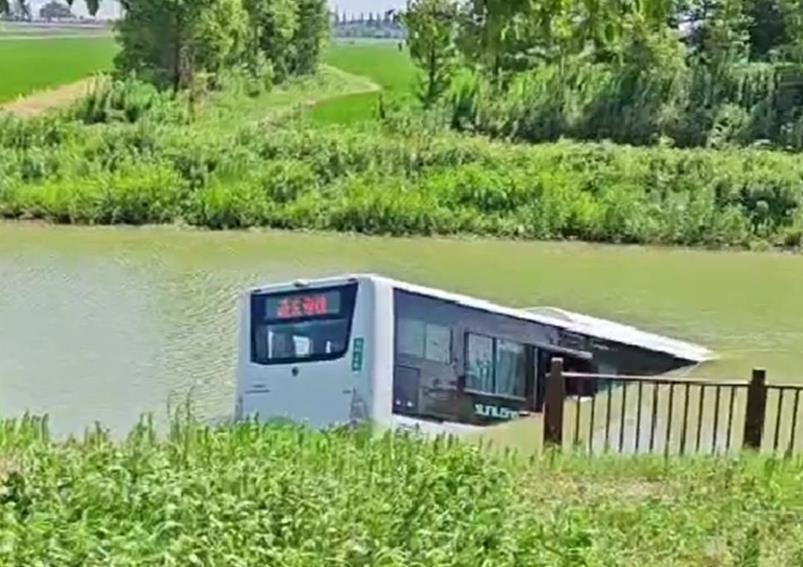 上海一公交司机突发疾病致车冲进河道：驾驶员身亡