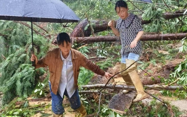 暴雨中摸排自救 湖南烟坪村村支书陈华平如何让“孤岛”不孤？