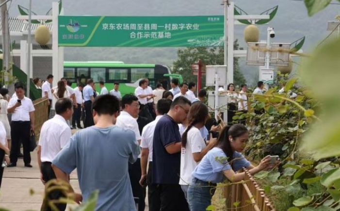 华商头条|西安市抓党建促乡村振兴“万千行动”村企合作项目集中签约活动在周至举行