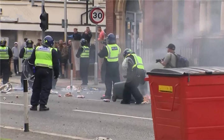 英国多地爆发13年来最大规模的骚乱 有留学生经历惊魂一夜