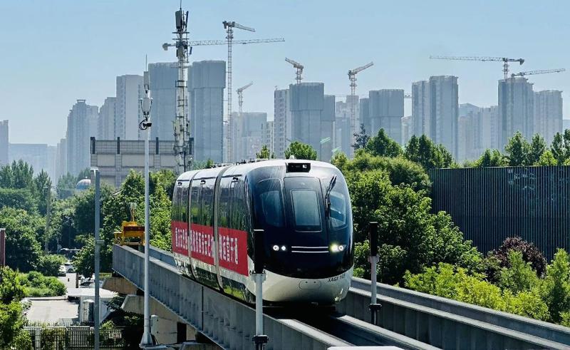 西安云巴开通首日 引来好多老人孩子在无人驾驶车厢打卡“空中之旅”