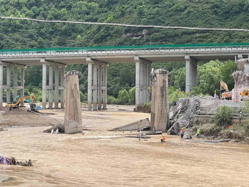 受水害影响中断行车25天的宝成铁路通车