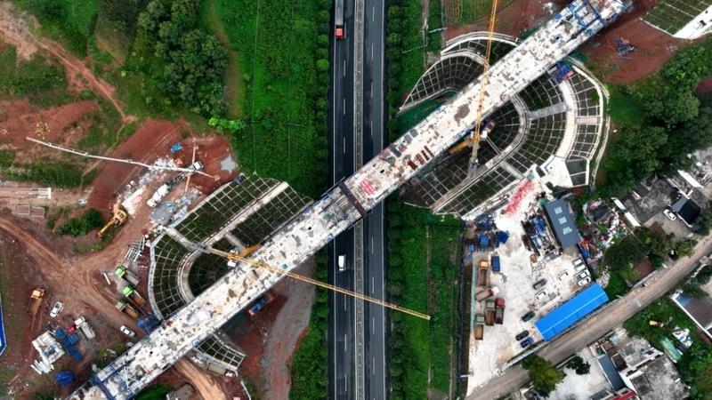 西十高铁山阳跨福银高速特大桥顺利合龙