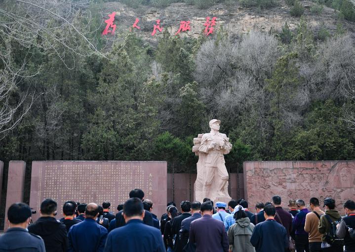参观者在延安枣园《为人民服务》讲话纪念广场参观。新华社记者 张博文 摄