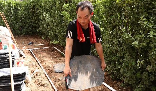 华商头条|摄影专题|网络诗人段青找活记“我的灵魂与肉体是分离的”