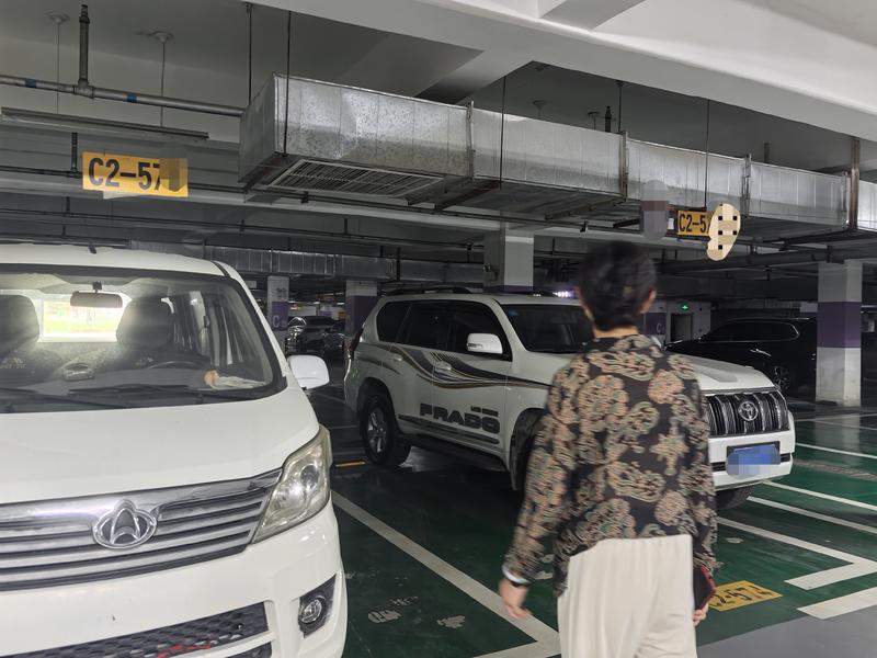 华商头条|购买的车咋又卖给别人？西安一业主长期未入住所购车位成了他人“私家车位”