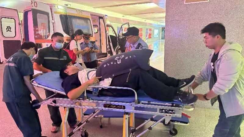 华商头条|西成高铁临时停车3分钟 突发疾病的38岁旅客获救助转危为安