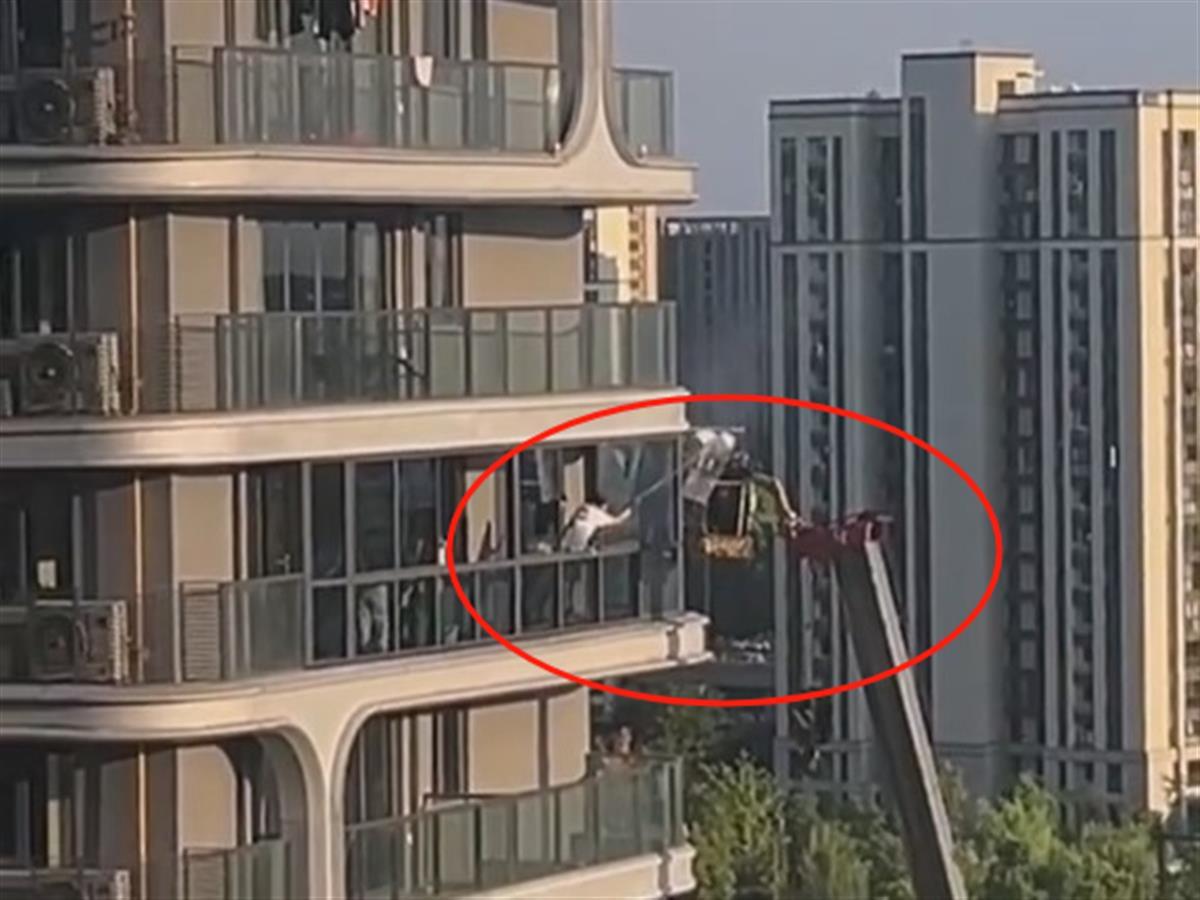 杭州一小区工人高空作业时遭业主喷水 官方:工人无大碍