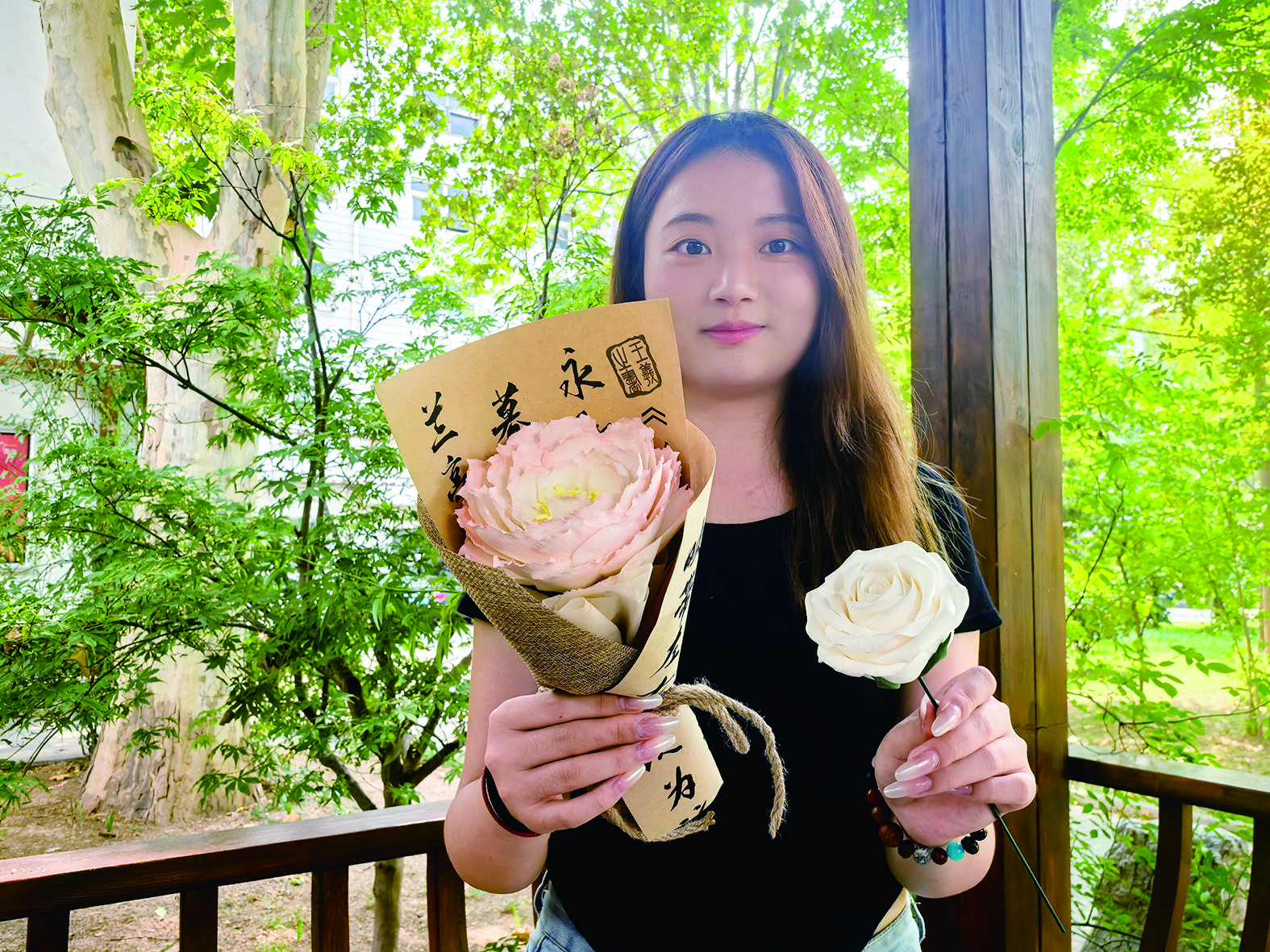 华商头条|女大学生巧手捏出“永生花”拍视频分享作品 挣够每月生活费