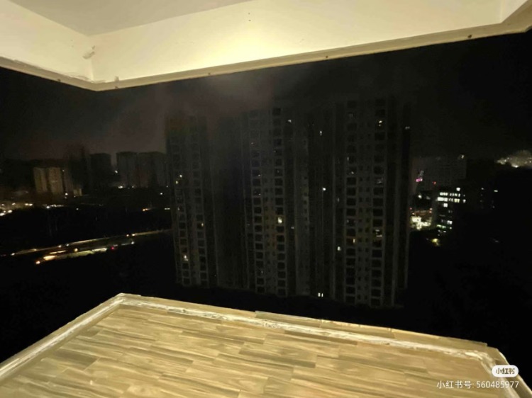 台风之后的无边框阳台。
