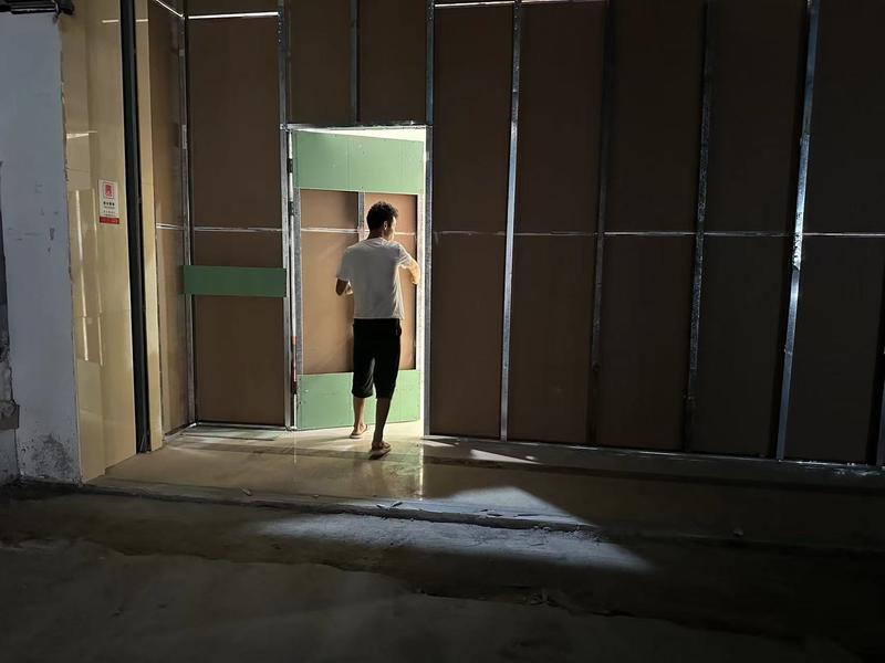 男子在龙湖西安大兴星悦荟拉了35车建筑垃圾 还有1.8万运费没结对方就失联了