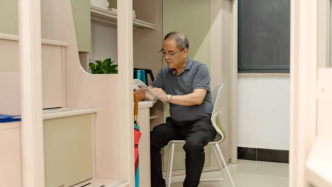 华商头条|对话试住学生宿舍的高校领导：每人一间找问题 错时吃饭查菜量
