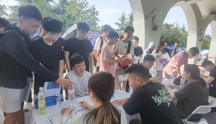 华商头条|2024年西安市高校毕业生秋季巡回招聘会举办