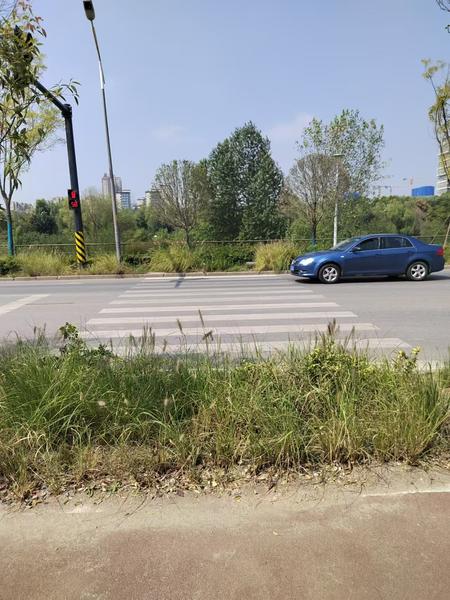 华商头条|小8跑街|浐河东路狄寨原路口附近这些问题待解决