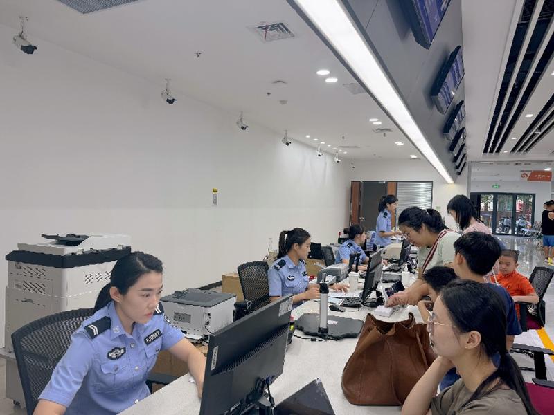 华商头条|西安市公安局治安局全力做好中秋节日期间户政服务工作 户籍窗口“不打烊”  户政服务不缺位