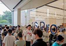 华商头条|华为苹果新品同日发售“短兵相接”：三折叠屏手机秒空 苹果门店排长龙