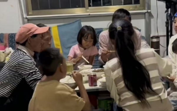 华商头条|悲惨人生都是剧本？网红小英疑似人设崩塌 起底网络平台“卖惨”赛道