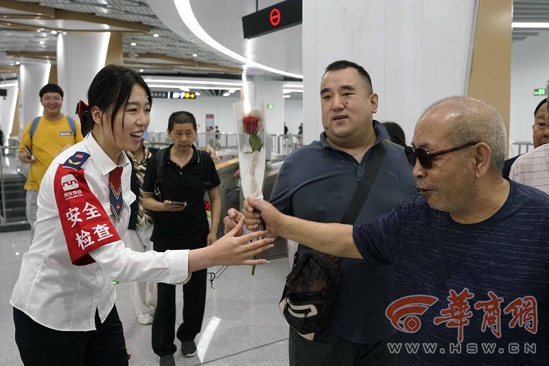 9月26日，西安地铁10号线井上村站内，进站的市民收到一朵鲜花。.jpg