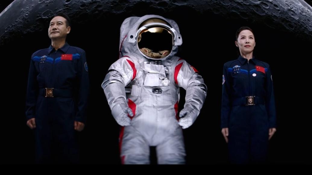 华商头条|刚柔并济！中国登月服外观首次公开亮相