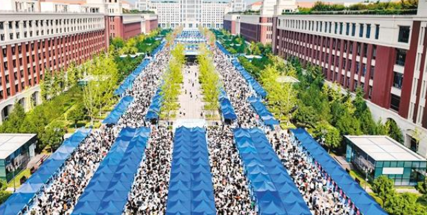 今秋校园招聘季全国高校规模最大双选会在创新港举行