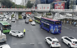 国庆西安交警在小寨十字设立两个网约车、出租车临停点