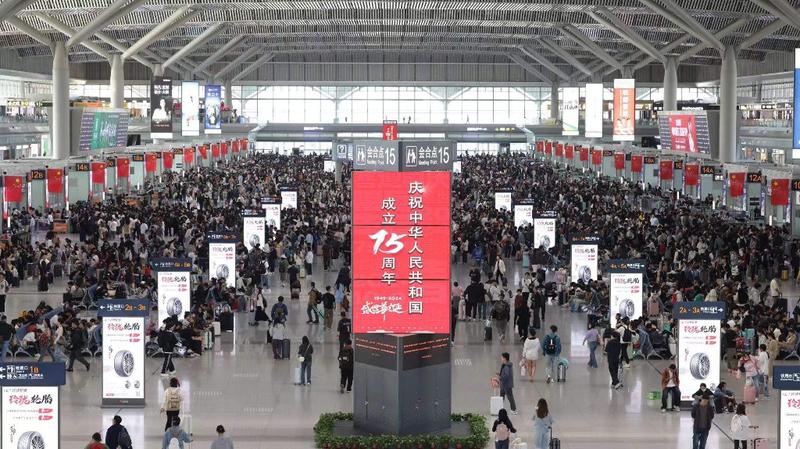 假期第二天客流平稳 西安铁路局今日加开旅客列车129列