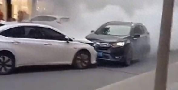 华商头条|顶住失控车辆的“白车侠”获赠新车 湖北当地正申报见义勇为