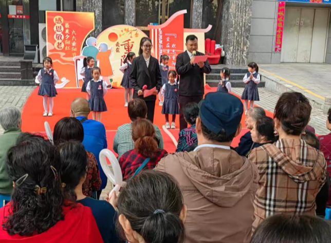 华商头条|德邻社区社工室开展“爱在重阳，欢乐重阳”主题文艺汇演活动