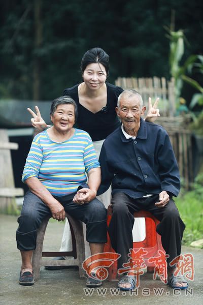 小玲和探访的老人合影.jpg