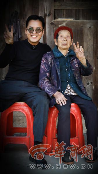 李瑶和老人.jpg