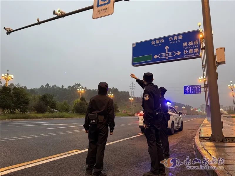 女子马路边直播拒绝宝马司机搭讪后被撞 肇事司机已被拘留